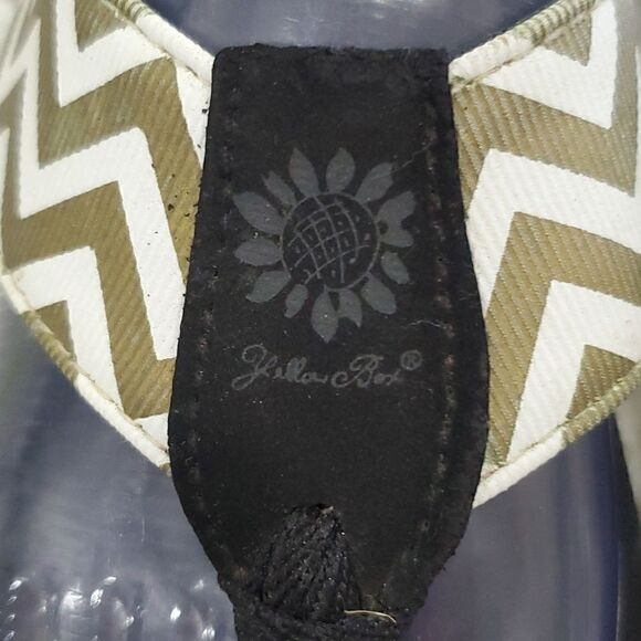 Yellow Box, Gold Chevron sandals, size 8 - Picture 2 of 7